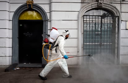 Un sanitario desinfecta las calles de Ciudad de México.