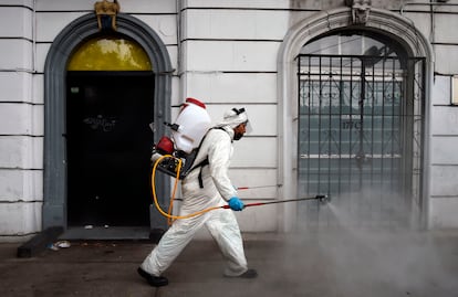 Un sanitario desinfecta las calles de Ciudad de México.