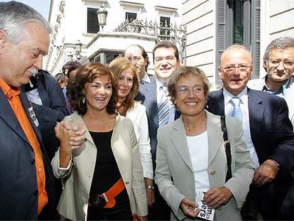 Antoni Strubell, Carmen Calvo, Caterina Mieras (de izquierda a derecha en primera fila) y los parlamentarios catalanes Canet Coma y Vilajoana Rovira (a la derecha) celebran la aprobación de la ley a las puertas del Congreso.