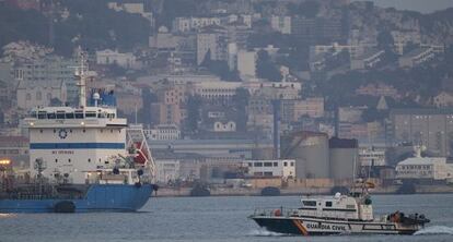Una patrullera de la Guardia Civil navega frente a Gibraltar.