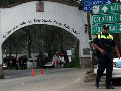 Un polic&iacute;a vigila la entrada a Valle de Bravo (M&eacute;xico). 