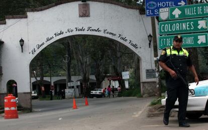 Un polic&iacute;a vigila la entrada a Valle de Bravo (M&eacute;xico). 