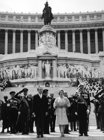 La reina Isabel II de Inglaterra (en el centro), junto a su marido, el príncipe Felipe (derecha) y el entonces ministro de Defensa Giulio Andreotti, durante una visita oficial a Roma (Italia) en mayo de 1961.