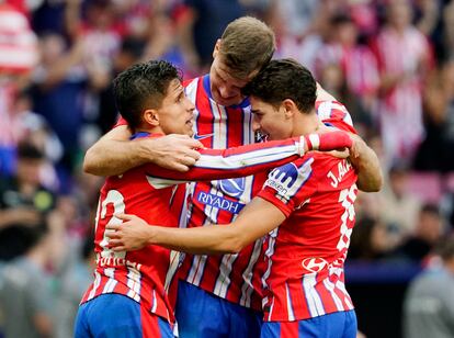 Giuliano Simeone, Sorloth y Julián Alvarez, festejan el tercer gol del Atlético ante el Leganés.