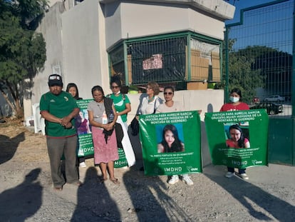 Mujeres pertenecientes a la Red Guerrerense por los Derechos de las Mujeres protestan por la liberación de Aurelia García Cruceño, en el Palacio De Justicia Iguala De La Independencia, Guerrero, en diciembre de 2022.