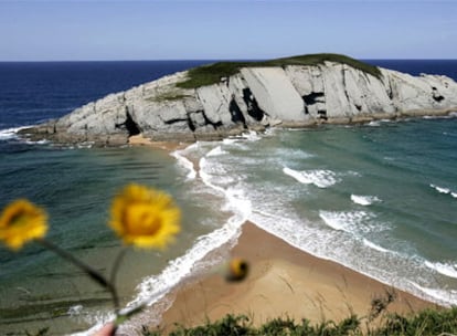 Vista de la playa nudista de Covachos, en Cantabria