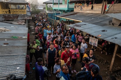 Migrantes hacen fila en la comunidad indígena de Bajo Chiquito para subir a las barcas que les llevarán a Lajas Blancas.