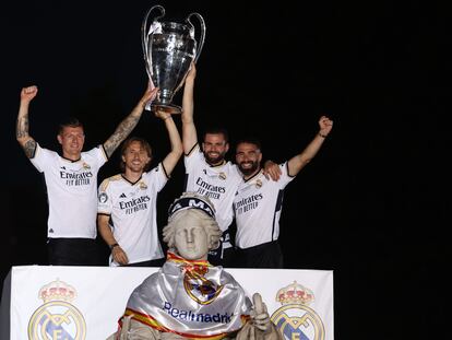 Kroos, Modric, Nacho y Carvajal, los jugadores del actual Real Madrid con seis Champions, en la plaza de Cibeles.