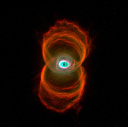 Nébula Hourglass en una imagen tomada por una cámara del telescopio espacial Hubble.