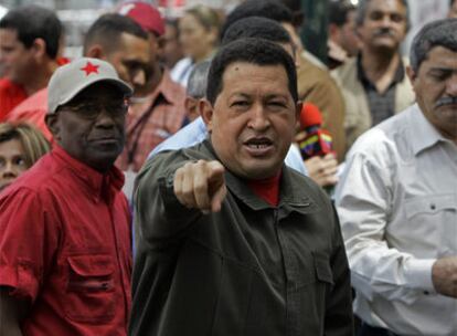 El presidente de Venezuela, Hugo Chávez, poco antes de votar en un colegio electoral de Caracas.