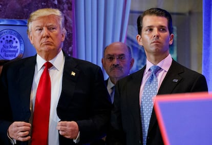 El director financiero de la Organización Trump, Allen Weisselberg (centro), junto al expresidente Donald Trump y su hijo, Donald Trump Jr, en enero de 2017.