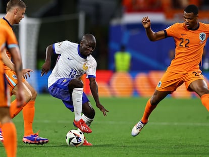 Kanté engaña a Dumfries durante el partido de este viernes en Leipzig.