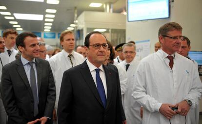 François Hollande y Emmanuel Macron durante una reciente visita a la planta de Chartres de la multinacional farmaceutica Novo Nordisk