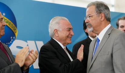 Michel Temer cumprimenta Raul Jungmann no dia de sua posse como ministro da Segurança Pública, em fevereiro deste ano.