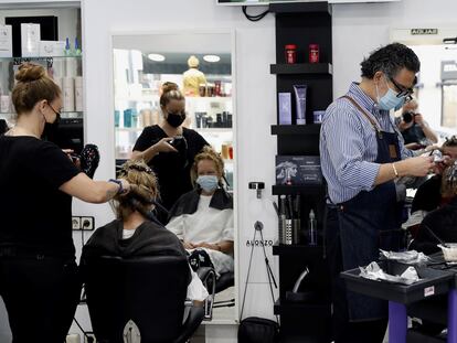 El número de desempleados marcó un descenso histórico de 166.911 personas en junio. En la imagen, una peluquería de Madrid.