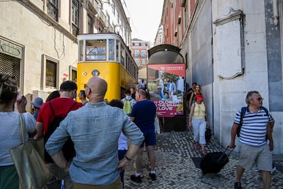 Turistas y locales hacen cola para subir al Ascensor de la Gloria en Lisboa.