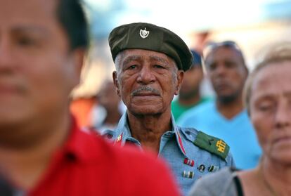 Un veterano de los combates en la Bahía de Cochinos participa en un acto para conmemorar el 57º aniversario de la proclamación del carácter socialista de la revolución cubana por el fallecido líder Fidel Castro, en La Habana (Cuba).