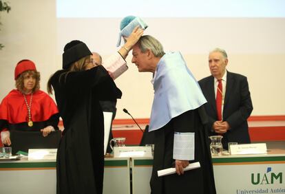 Amaya Mendikoetxea, rectora de la Universidad Autónoma de Madrid, coloca el birrete como doctor 'honoris causa', al escritor Paul Auster, en junio de 2022. 