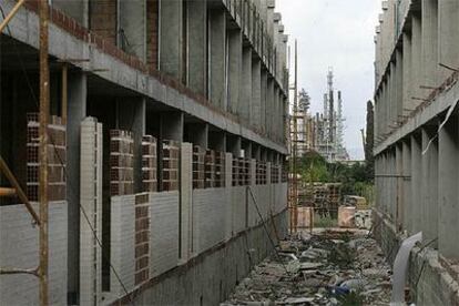 Construcción de adosados en Almassora, junto a las industrias del polígono energético del Serrallo.