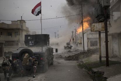 Un coche bomba explota al lado de vehículos de las Fuerzas Especiales iraquíes en su paso a territorio controlado por el Estado Islámico, el 16 de noviembre de 2016 en Mosul (Irak).