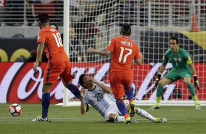 Gaitán se lamenta de un golpe.