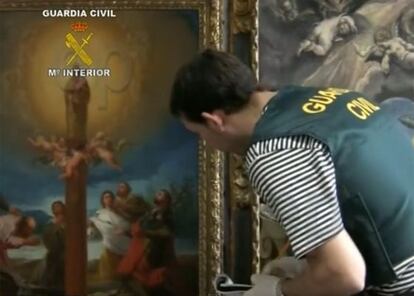 Imagen captada de la Guardia Civil, cuando la obra de El Greco y de Goya que desaparecio de la casa de Julio Mu&ntilde;oz Ramonet, fueron recuperados en 2011. 