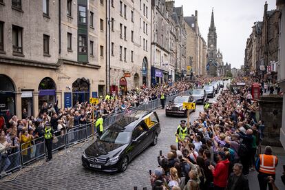 El coche con los restos mortales de Isabel II ha su llegada a Edimburgo, la capital escocesa. Han sido seis horas de recorrido por Escocia, por las alrededor de 100 millas (160 kilómetros) que separan el castillo de Balmoral, en las Tierras Altas escocesas, del palacio de Holyroodhouse, en la capital.