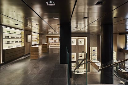 En la entreplanta de la nueva boutique de Bottega Veneta se alberga un salón que funciona como un probador de calzado, además de como espacio destinado a los perfumes de la firma.