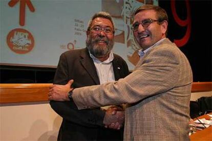 El secretario general de UGT, Cándido Méndez (izquierda), felicitó a Casado por su reelección al frente de la central en Euskadi.