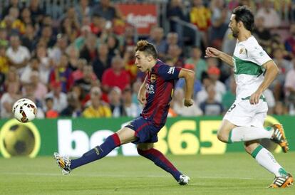 Munir marca su primer gol en partido oficial con el Barcelona en el primer partido de Liga, contra el Elche. 