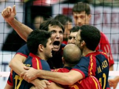 Los jugadores españoles celebran el campeonato de Europa de 2007