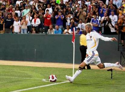 Beckham saca un córner ante las cámaras de decenas de aficionados.