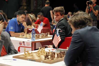 Nakamura y Carlsen miran la partida de Kariakin durante la 6ª ronda