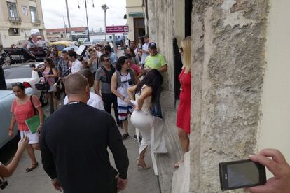 Kim Kardashian West (de espaldas, vestida de blanco), entra en el museo del ron de Havana Club. Es la segunda vez que el 'reality show' de la familia Kardashian se graba en el extranjero, hace unos meses también grabaron su estancia en Armenia, donde tiene sus orígenes la familia,