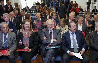 La consejera delegada de Libertas 7, Agnès Noguera, segunda por la izquierda, en una reunión del 'lobby' empresarial AVE.