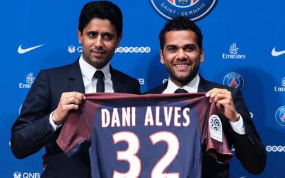 Alves, derecha, y el presidente del PSG, Al-Khelaifi.