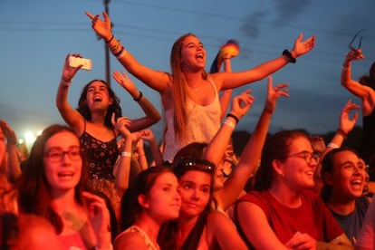 Públic d'uns quinze anys a la segona edició del Canet Rock