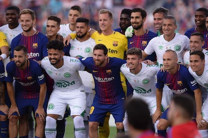 Jogadores do Barcelona e da Chapecoense posam para foto juntos antes do amistoso pelo troféu Joan Gamper.
