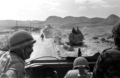 En esta imagen del 7 de junio de 1967, las tropas israelíes avanzan por la penínusla del Sianí (Egipto) durante la Guerra de los Seis Días.