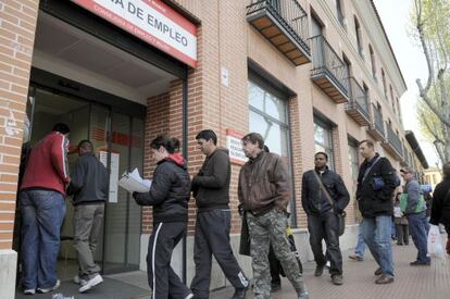 Varias personas hacen cola en una Oficina de Empleo en Alcalá de Henares (Madrid).