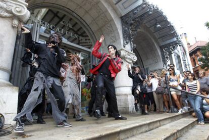 Actuación en la puerta principal del mercado de Valencia para promover "Forever King of Pop", el musical dedicado a Michael jackson que ofrece estos días el teatro Olympia