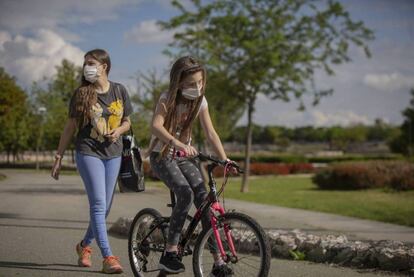 Una mujer pasea por el parque con su hija. / MARÍA JOSÉ LÓPEZ (EUROPA PRESS)