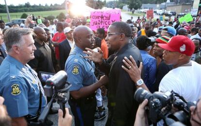 El jefe del dispositivo policial junto a un activista negro. 