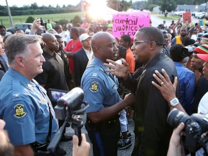 El jefe del dispositivo policial junto a un activista negro. 