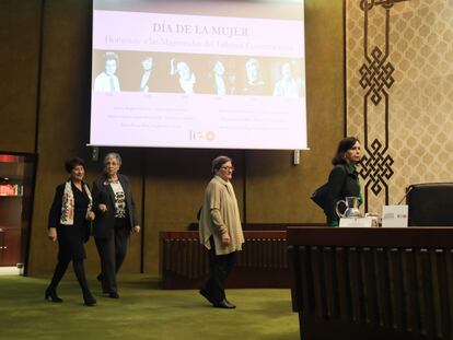 Homenaje a las magistradas del Tribunal Constitucional. De izquierda a derecha, Adela Asua, Encarnación Roca, Elisa Pérez y María Emilia Casas.