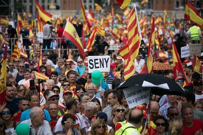 Centenares de personas durante la manifestación en Barcelona a favor de la unidad de España.