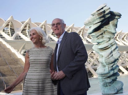 La vicepresidenta de Mercadona, Hortensia Herrero, y el artista Tony Cragg. 