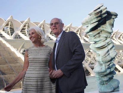 La vicepresidenta de Mercadona, Hortensia Herrero, y el artista Tony Cragg. 