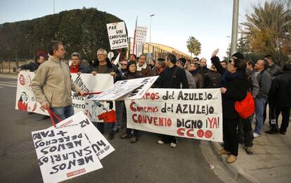 Un piquete en la puerta de una de las industrias cer&aacute;micas durante la jornada de huelga.