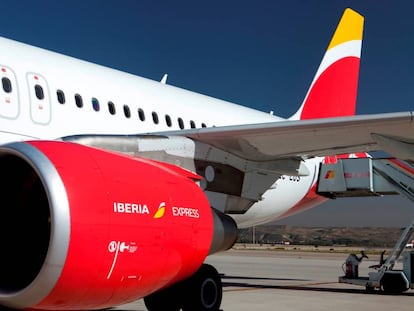 Avi&oacute;n A320 de Iberia Express en el aeropuerto de Madrid-Barajas.